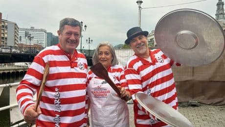 Txerra, María y Óscar, los amigos que llevan más de 20 años viviendo las fiestas entre fogones
