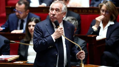 Todo el 'glamour' del drama, nada del trabajo sucio de la hormiga: Bayrou firma hoy su suicidio político