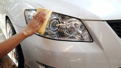 El truco definitivo para limpiar los faros de tu coche y que tengan un nuevo aspecto