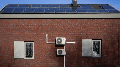 Maximale hypotheek voor duurzaamste huizen gaat omlaag: ’Eigenaar bespaart minder vanwege lagere opbrengst van zonnepanelen’