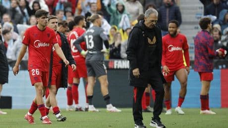 Un centenar de aficionados del Sevilla tratan de asaltar la ciudad deportiva