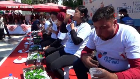 Acı biber yarışında 3 dakikada 398 gram acı biber yedi