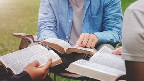 « Vivre sa foi de façon active » : ces écoles missionnaires et charismatiques qui se développent en France