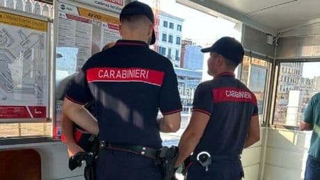 «È un borseggiatore»: straniero picchiato a Venezia dai turisti. Rubato il portafoglio, intervengono anche i gondolieri
