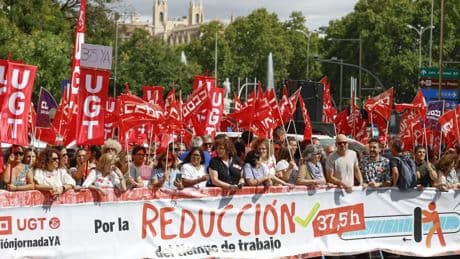 Cientos de personas se concentran ante el Congreso para defender la reducción de la jornada laboral
