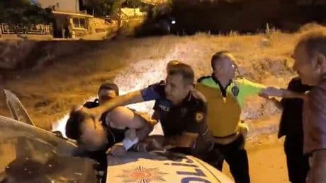 Benzin bidonuyla yakalandı linçten polis kurtardı