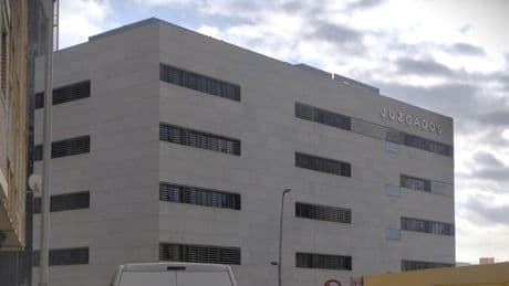 Una juez dicta orden de alejamiento a una mujer en Almería por pegar a su hijo con una escoba