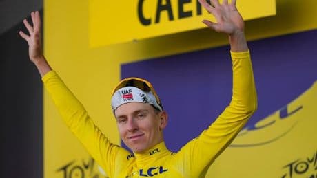 Was zieht er bloß an? Pogacar fährt ins Gelbe Trikot und behält Berg- und Sprint-Trikot