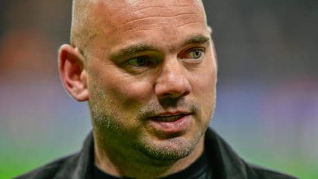 Wesley Sneijder ziet zoon Jessey (18) profcontract tekenen bij FC Utrecht: ’Zo trots op jou’
