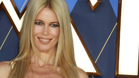 Claudia Schiffer feiert ihren 55. Geburtstag im Badelook am Pool