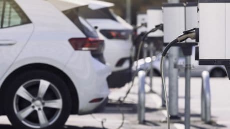 Del surtidor al enchufe en Castellana 276: la mayor electrolinera de Madrid se situará frente a las Cinco Torres