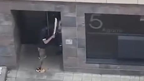 Un hombre con un machete ataca a otro a plena luz del día en un portal de Miribilla