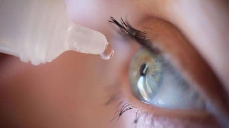 Olvida tus gafas de leer: EEUU pondrá a la venta unas gotas que solucionan la presbicia