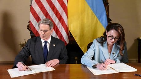Ucrania celebra la firma con EE UU de un acuerdo sobre minerales más beneficioso que el propuesto en principio por Trump