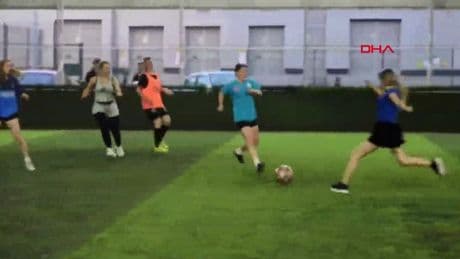 Kadınlar halı sahada futbol oynayıp stres attı
