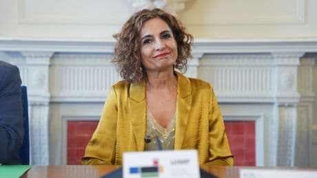 Montero: España está "contestando en plazo" a los requerimientos de Bruselas sobre la opa