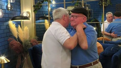La romántica cita de Nino, de 75 años, y Pere, de 69, que terminaron bailando tango en &#039;First Dates&#039;