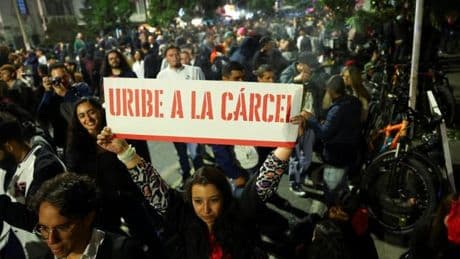 La condamnation d’Álvaro Uribe, la première pour un ex-président, divise la Colombie