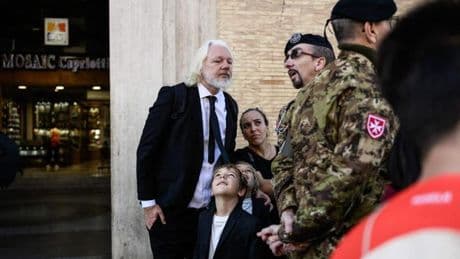 Assange asiste con su familia al funeral del Papa: Francisco le ofreció asilo en el Vaticano, según su esposa