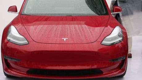 Gefährlicher Fehler: Autopilot lenkt Tesla 3 auf Bahnschienen – dann kracht ein Zug hinein