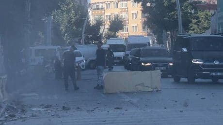 Zeytinburnu'nda kontrollü yıkım sırasında faciadan dönüldü