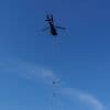 De kust verzilt, dus begint de zoektocht, per helikopter, naar zoet water