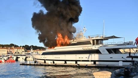 Untergang droht: Luxusjacht im Hafen von Saint-Tropez in Brand geraten