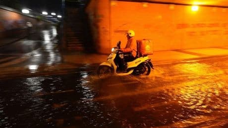 La tormenta deja sin luz algunas calles de Vitoria