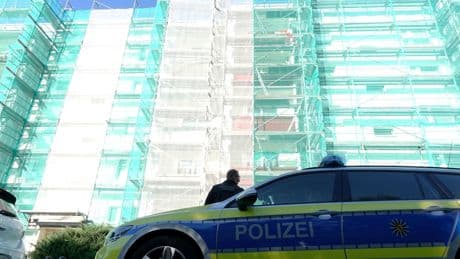 An einem Plattenbau in Sachsen - 10 Meter! Maler stürzt von Baugerüst in die Tiefe