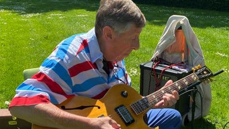 Aad Klaris (86) overleden, de man achter de Bassie en Adriaanliedjes