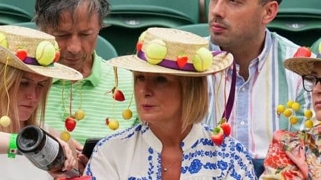 Beim Tennis-Klassiker in London: „Typisch Wimbledon“ – Champagner-Korken sorgt für Spiel-Unterbrechung