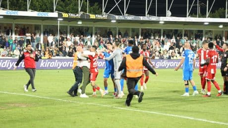 Bodrum FK - Samsunspor maçında son dakikalarında gergin anlar! Kulüp yöneticisi, hakemin üstüne yürüdü
