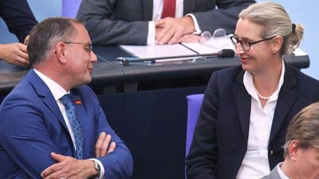 Umfrage: AfD zieht mit CDU/CSU gleich – auch Linke im Aufwind