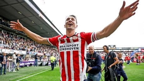 PSV-captain Luuk de Jong door het dolle: ’Krankzinnig, een bizar kampioenschap’