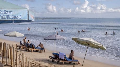 Vliegverkeer Bali ontregeld door vulkaanuitbarsting: tientallen vluchten geannuleerd