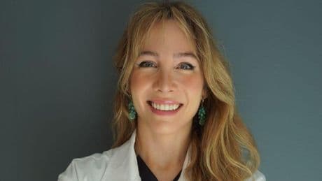 Clara Lacasta, dermatóloga: "Usar un retinol especial para el contorno de ojos previene y neutraliza las patas de gallo"