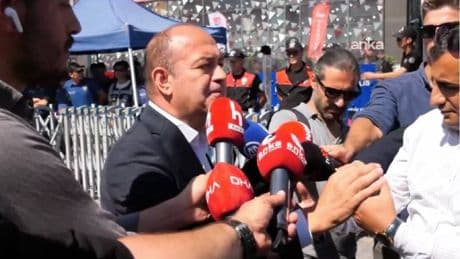 Özgür Karabat'tan eski CHP İstanbul il binasındaki polis çemberine tepki: Cumhurbaşkanı Erdoğan'a: Kimse mafya babası gibi buraya giremez!