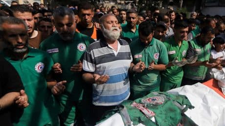 Disparos israelíes matan a 17 palestinos cerca de un centro de reparto de ayuda en Gaza