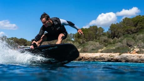 La ligera y potente tabla de jetboard para usuarios experimentados que desafía las olas a 55 km/h