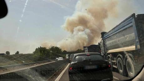 Incendio in Calabria, chiusa la strada dei Due Mari: centinaia di auto in coda, temperature oltre i 42 gradi