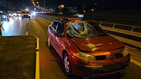 Otoyolda otomobilin çarptığı yaya hayatını kaybetti