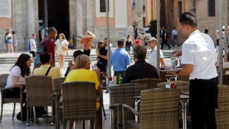 El empleo apenas crece en pleno verano, pero el número de desempleados cae a su nivel más bajo en 18 años