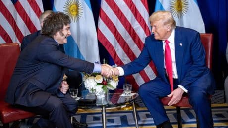Trump y Milei dicen defender la libertad, pero los periodistas de EEUU y Argentina son ahora (mucho) menos libres que antes
