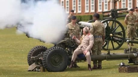 Besuch beim Militär - König Charles lässt es knallen!