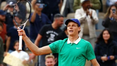 Roland-Garros : Sinner se balade face à Bublik et attend le vainqueur du duel Zverev-Djokovic