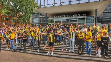 Vitesse-fans bidden voor behoud licentie: ’Als we verliezen, voelt het als de doodstraf’