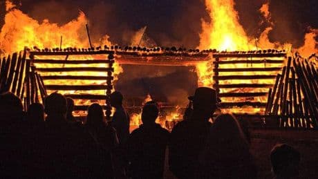 Besonderes Osterfeuer: Osterfeuer der besonderen Art: Brückenbau wird abgebrannt