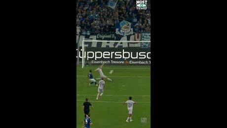 Schalke gewinnt Ruhr-Derby - WAS ist das bitte für eine Grätsche?