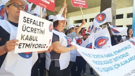 Manisa'da sağlık işçilerinden hükümetin sefalet zammı teklifine karşı eylem