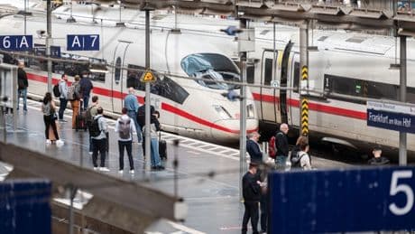 Frankfurter Hauptbahnhof: Mann nach Sturz ins Gleisbett aufwendig gerettet